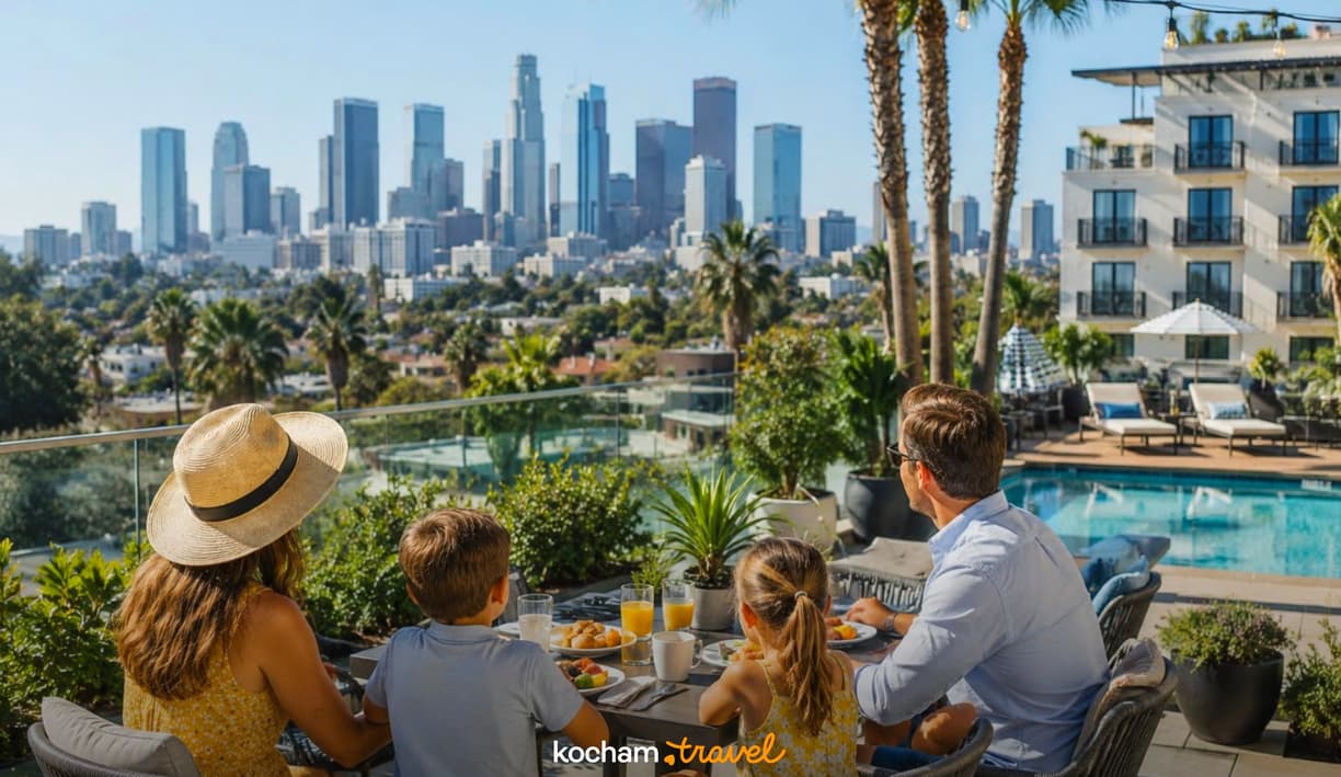 Rodzinne śniadanie na tarasie hotelu z widokiem na Los Angeles.