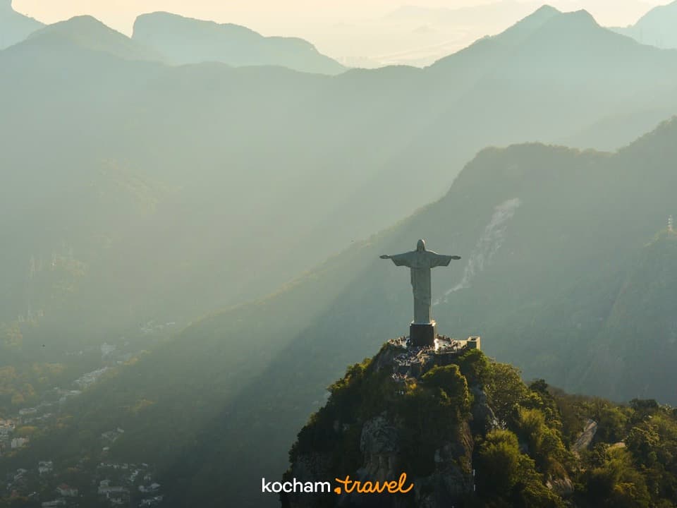 Panoramiczny widok na Chrystusa Odkupiciela i góry Rio