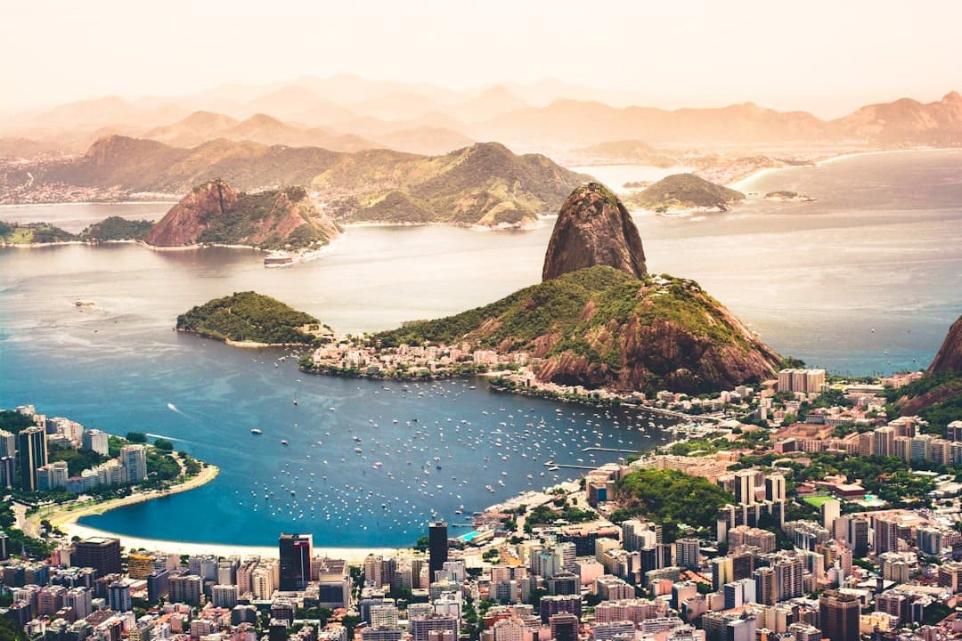Panoramiczny widok Rio de Janeiro, Głowa Cukru, Zatoka Guanabara, miasto, łodzie.