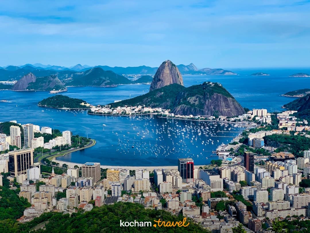 Panoramiczny widok Rio de Janeiro, Góra Cukru, zatoka, miasto, błękitna woda.