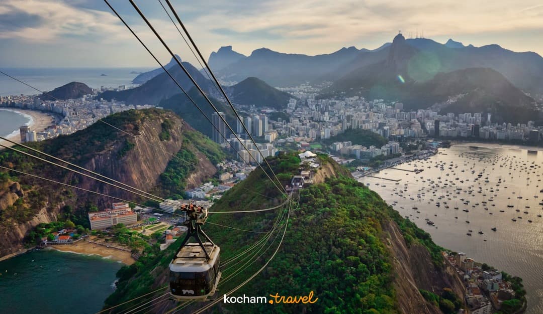 Rio de Janeiro, kolejka linowa, panoramiczny widok miasta, plaż i Chrystusa Odkupiciela.