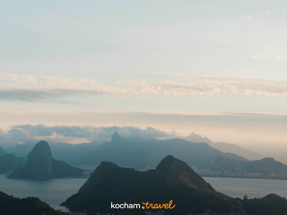 Rio de Janeiro panorama: góry, Głowa Cukru, zatoka, delikatne światło.