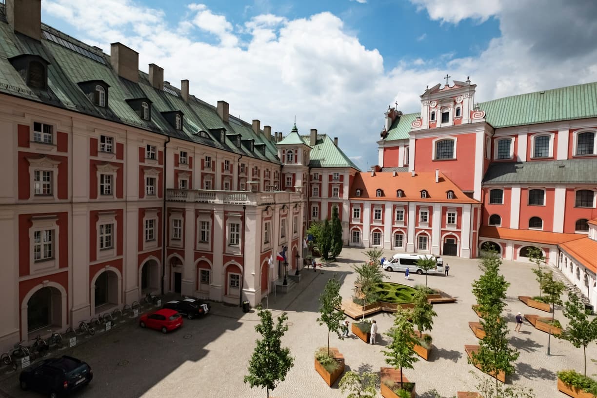 Zabytkowy dziedziniec Collegium Maius UAM w Poznaniu z barokową architekturą.