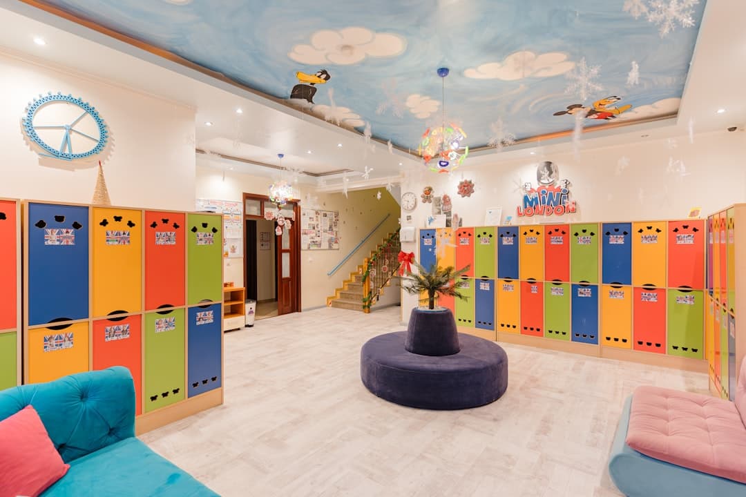 Dzieci bawiące się w animacjach hotelowych, zabawa w plenerze