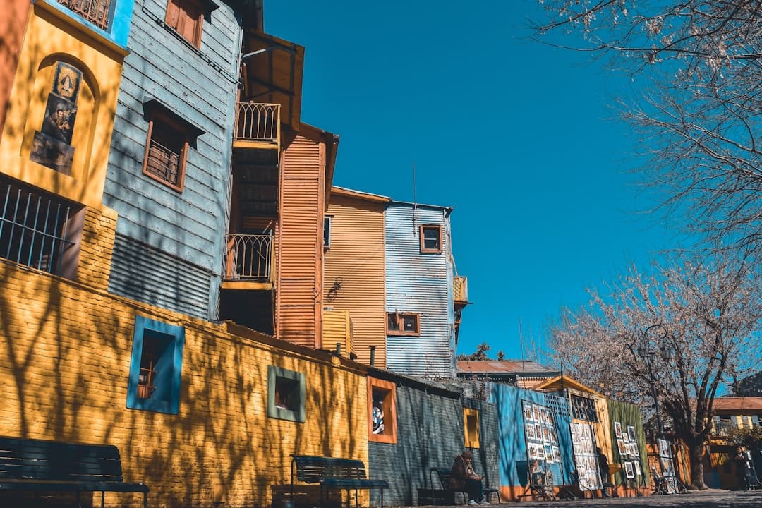 Kolorowe budynki La Boca, Buenos Aires w słoneczny dzień.
