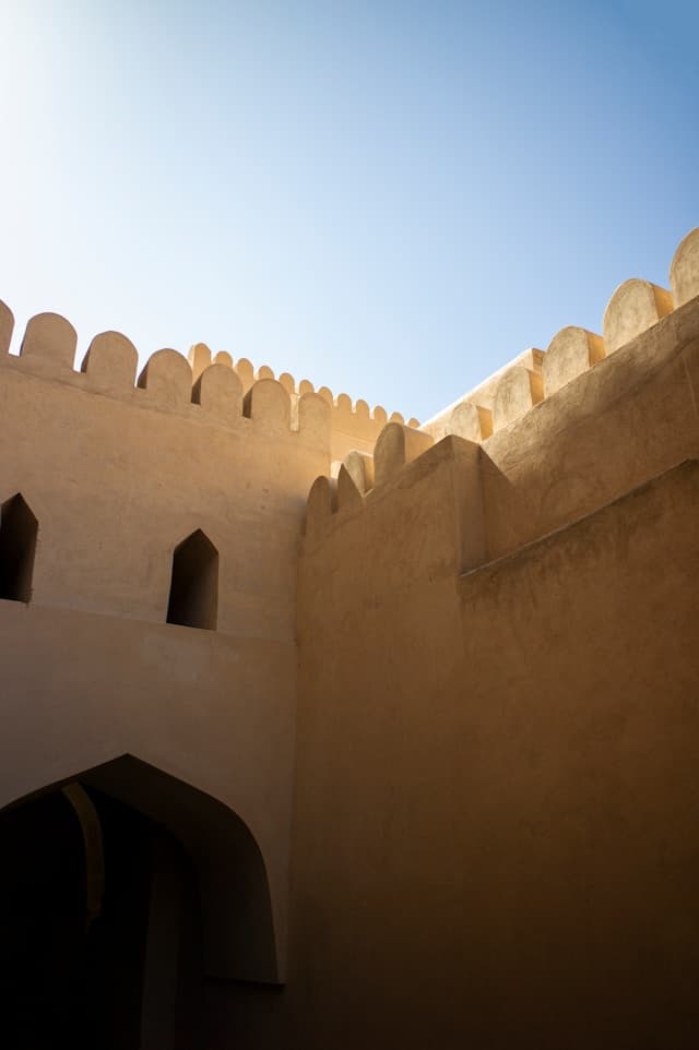 Zamek Fujairah z widokiem na miasto