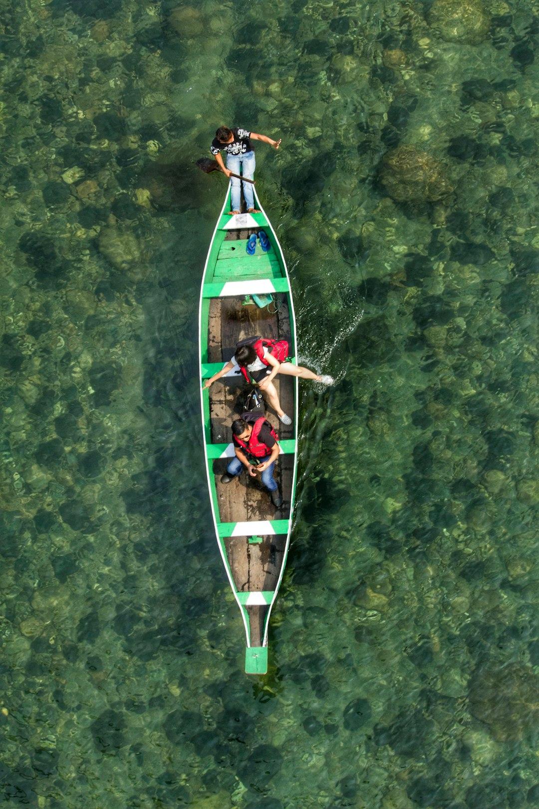 Grupa przyjaciół na łodzi w Ria Formosa