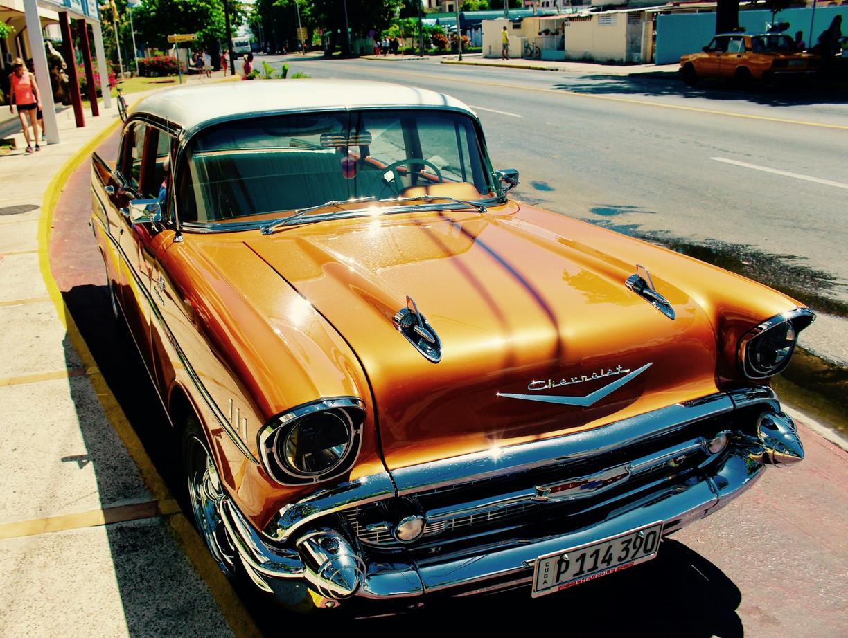 Złoto-biały klasyczny Chevrolet 1957 na słonecznej kubańskiej ulicy.