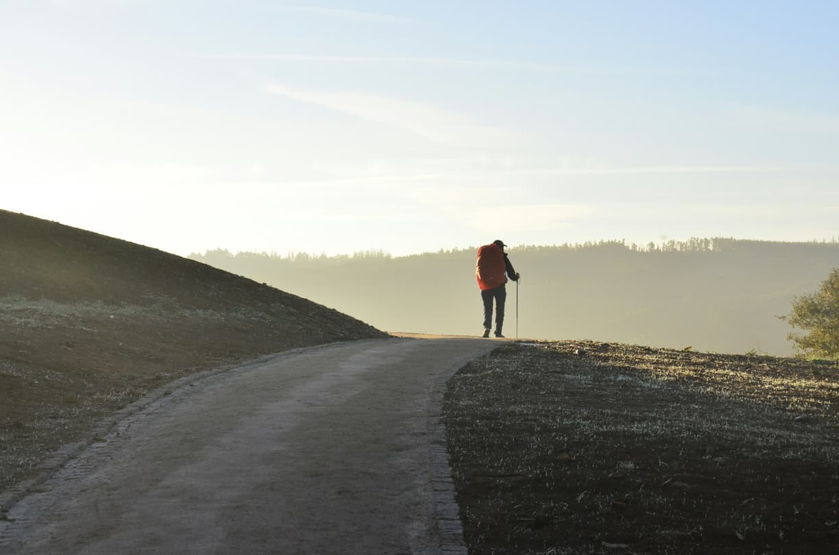 Pielgrzymi dzielący się chwilami na Camino de Santiago