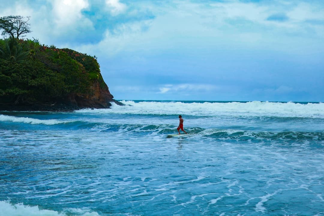 Surfing na Kostaryce: Najlepsze spoty dla początkujących i zaawansowanych