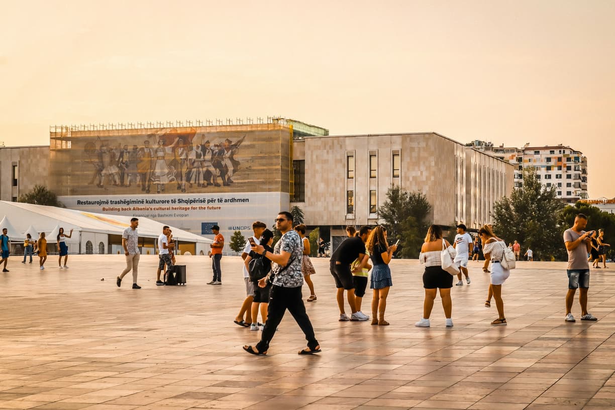 Tirana poza utartym szlakiem: Sztuka uliczna, kawiarnie i nocne życie stolicy Albanii