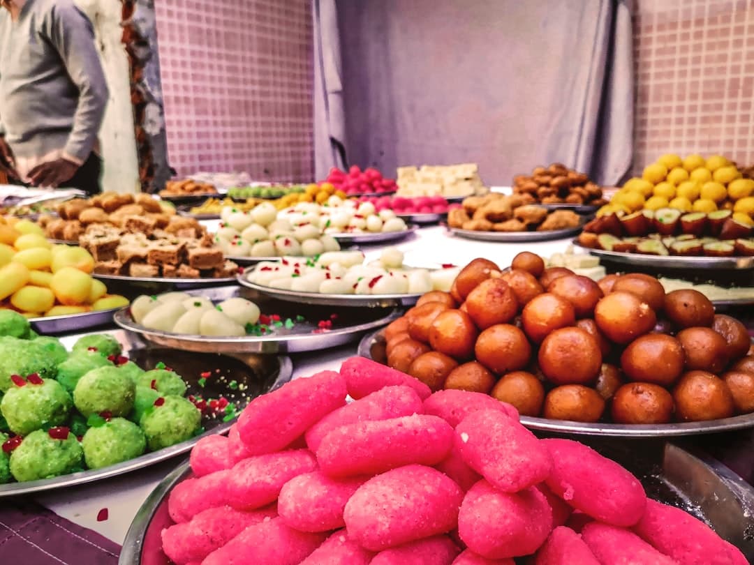 Ulica gastronomiczna w Dubaju oferująca lokalne potrawy