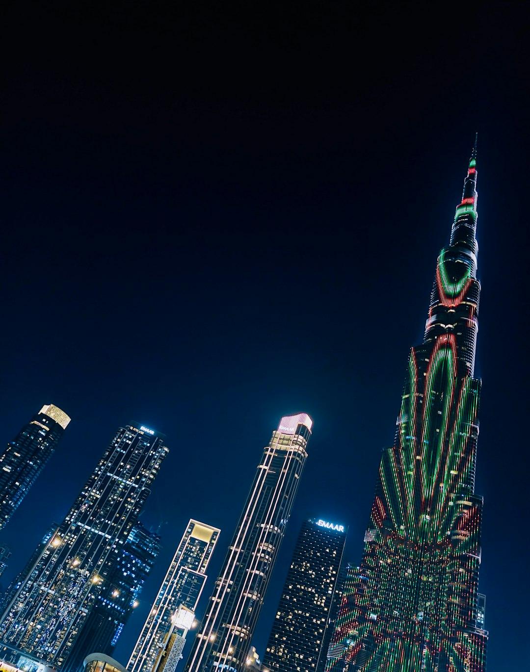 Piękny widok na Dubaj w nocy