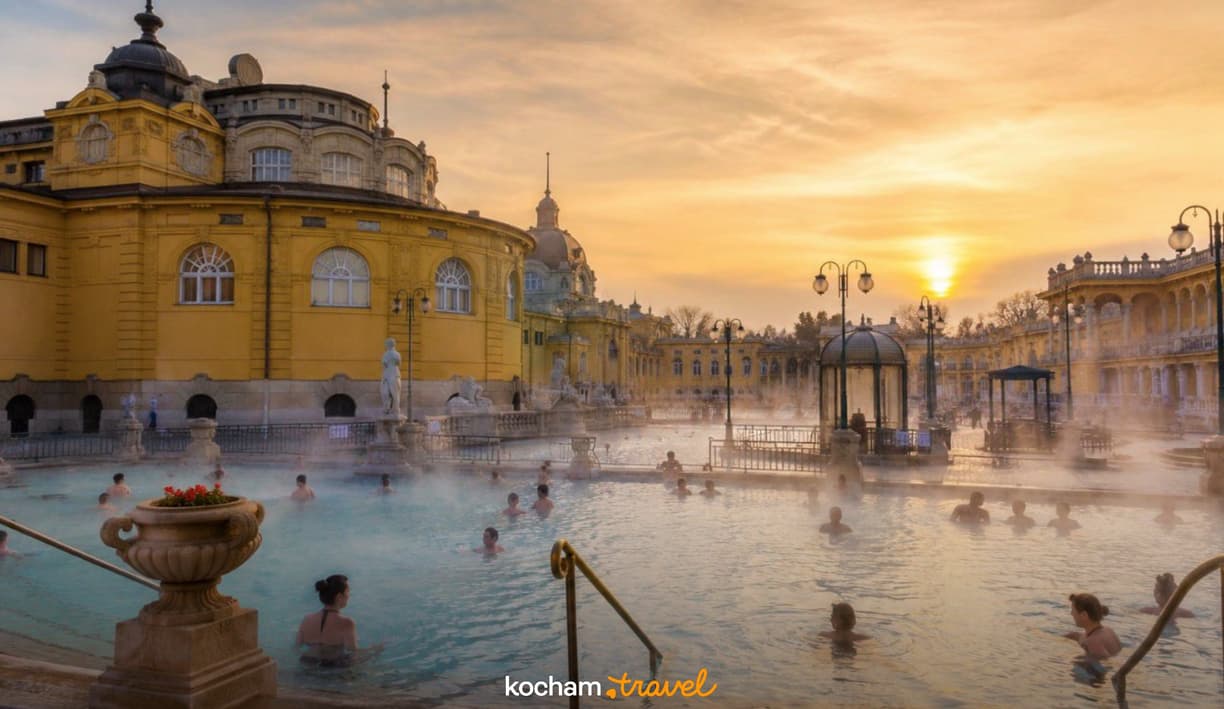 Parujące baseny termalne Széchenyi w Budapeszcie, piękny zachód słońca.