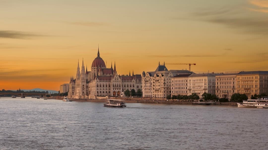 Panorama Budapesztu z Parlamentem, rzeką Dunaj i zachodem słońca.