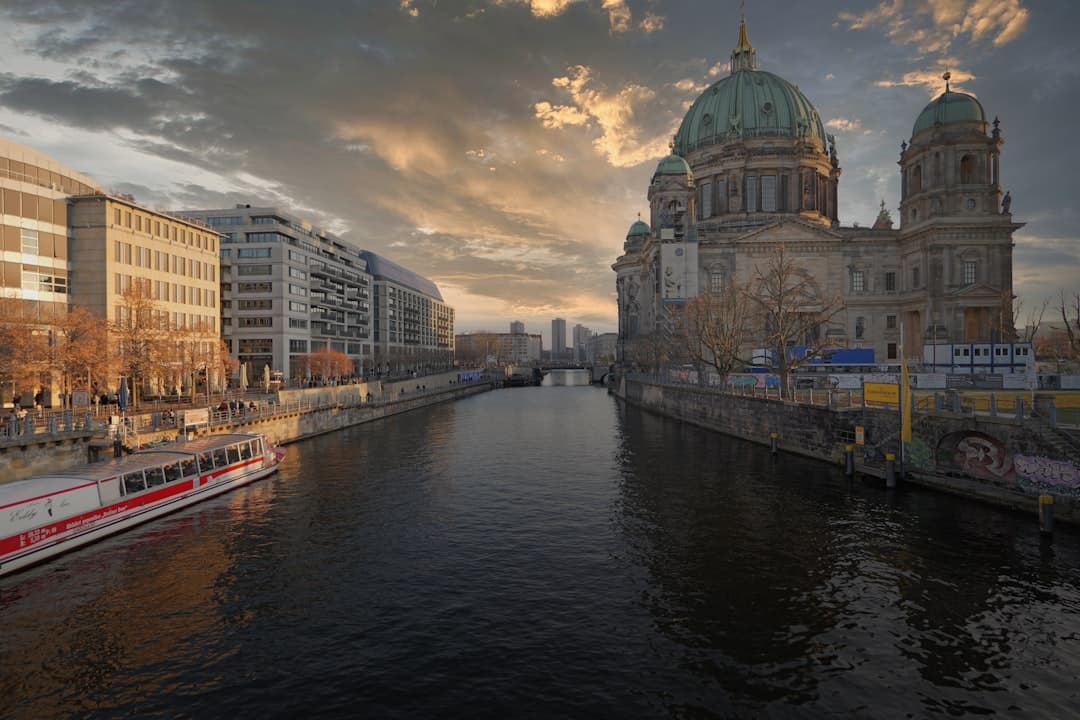 Panorama Berlina o zachodzie słońca