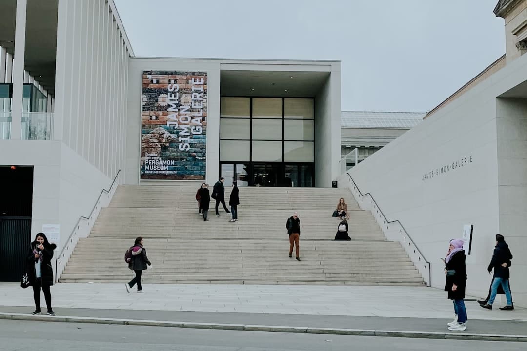 Wejście do nowoczesnej galerii sztuki z ludźmi