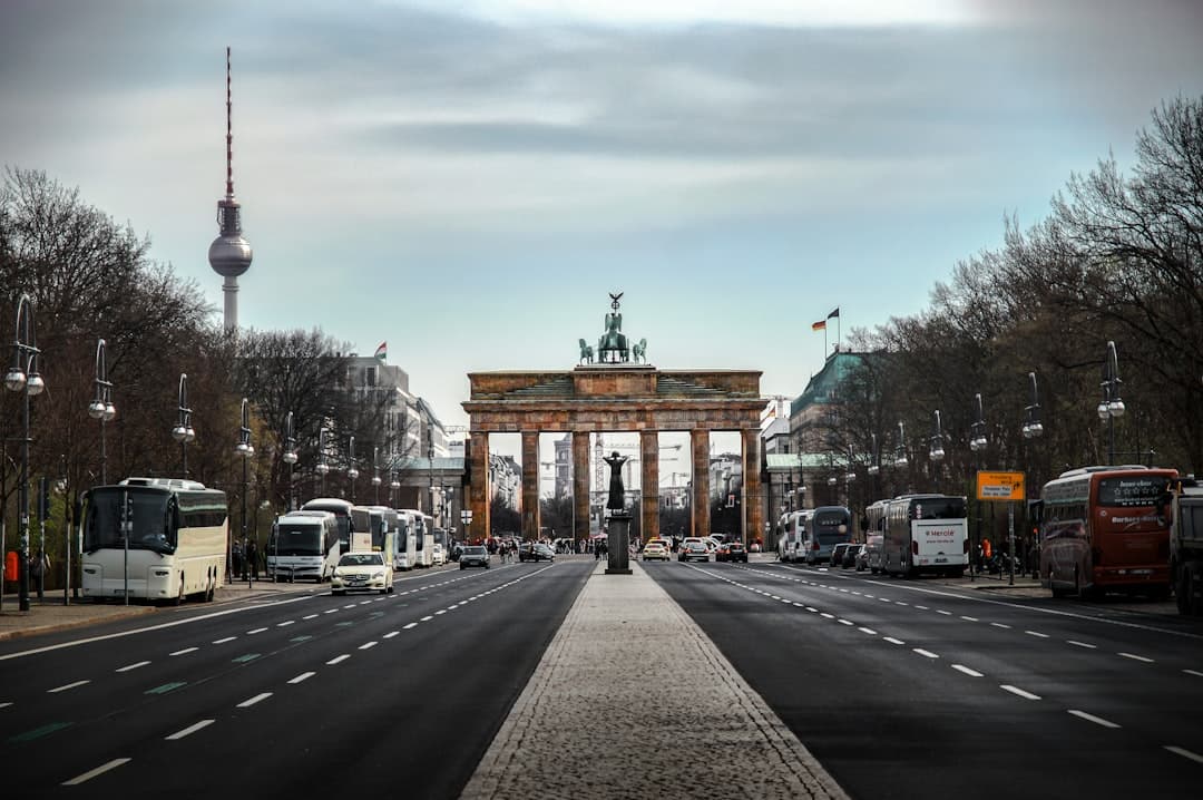 Brama Brandenburska Berlin Niemcy droga samochody autobusy