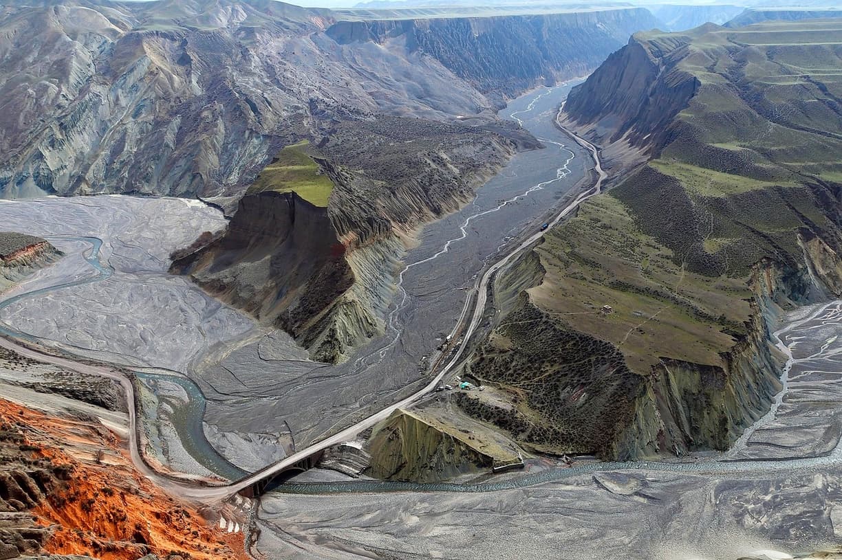 Panoramiczny widok kanionu rzeki, gór, drogi i mostu