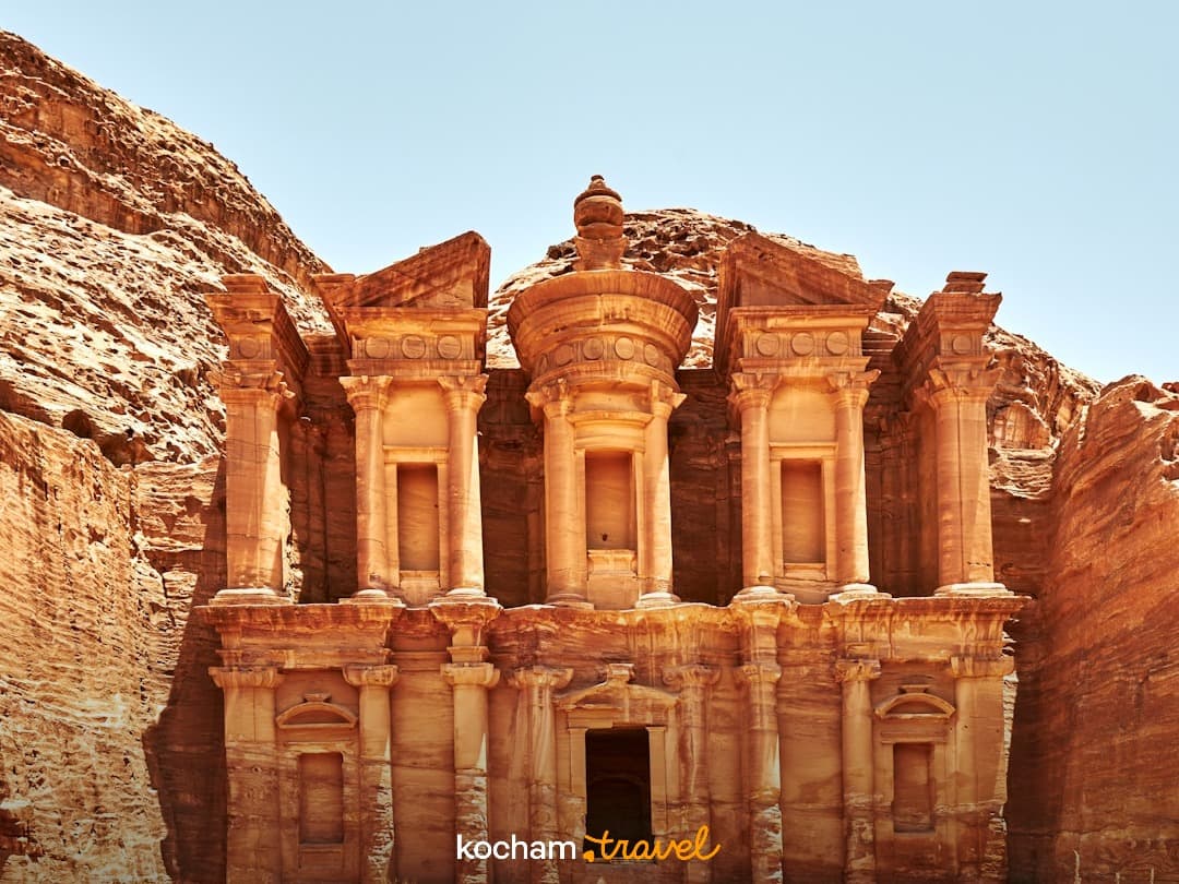 Starożytna skalna architektura Klasztoru Ad Deir w Petrze, Jordania.