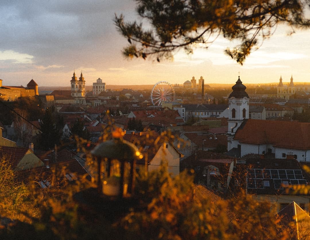 Widok na miasto Eger z zamkiem