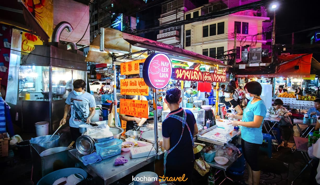Tajlandia. Street food w Bangkoku, którego nie znajdziesz w przewodnikach. Gdzie jedzą miejscowi?