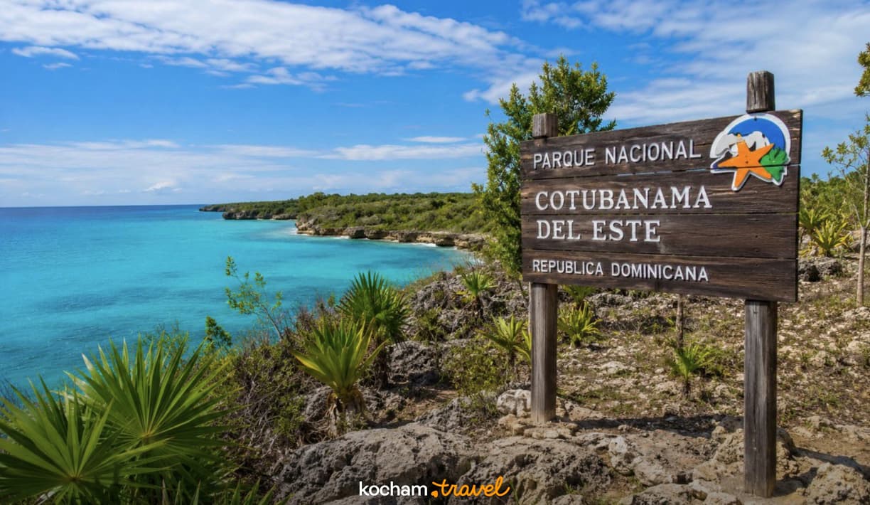Tablica Parku Narodowego Cotubanamá del Este, Dominikana, turkusowy ocean.