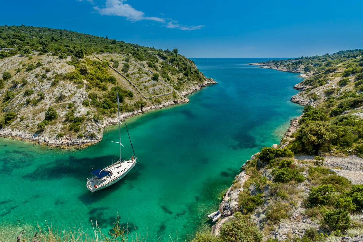 Ukryte zatoczki i dzikie plaże Chorwacji: Gdzie uciec od tłumów nad Adriatykiem?