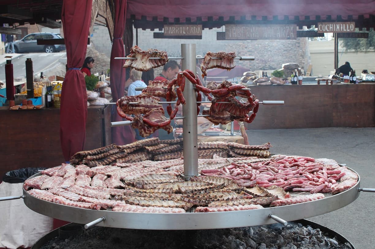 Ogromny grill z żeberkami, kiełbasami i mięsem na targu ulicznym.