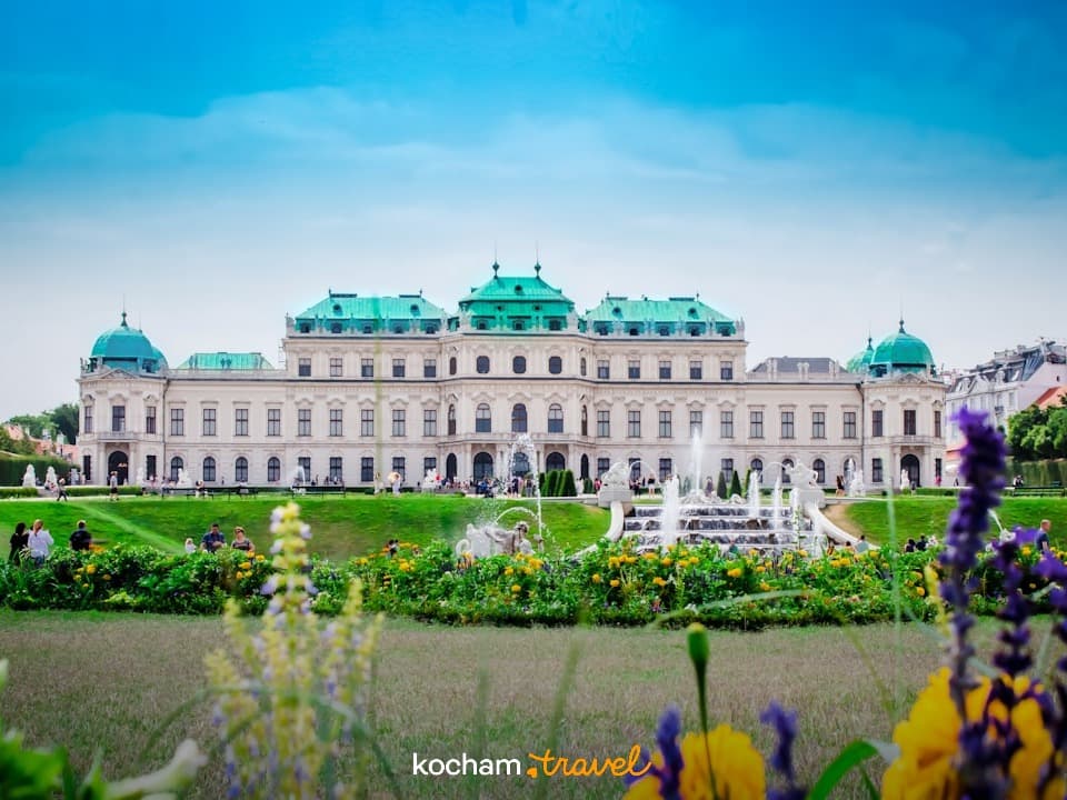 Pałac Belvedere Wiedeń, barokowa architektura, ogrody, fontanny, słoneczny dzień.
