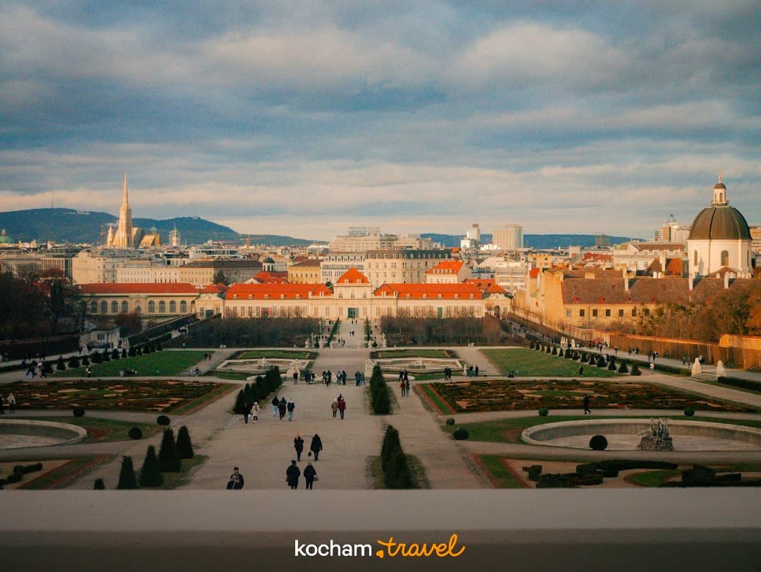 Rozległe ogrody Pałacu Belvedere, Wiedeń, panorama miasta, spacerowicze.