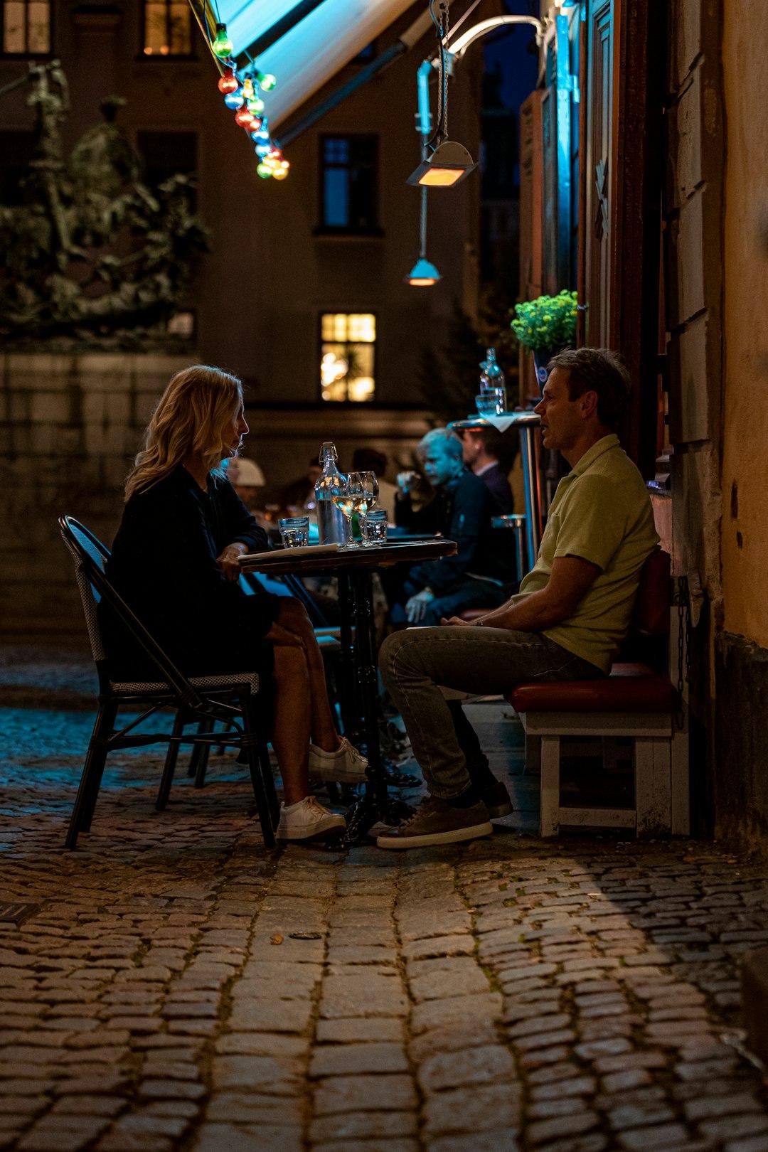 Para na romantycznej kolacji w restauracji w Dreźnie
