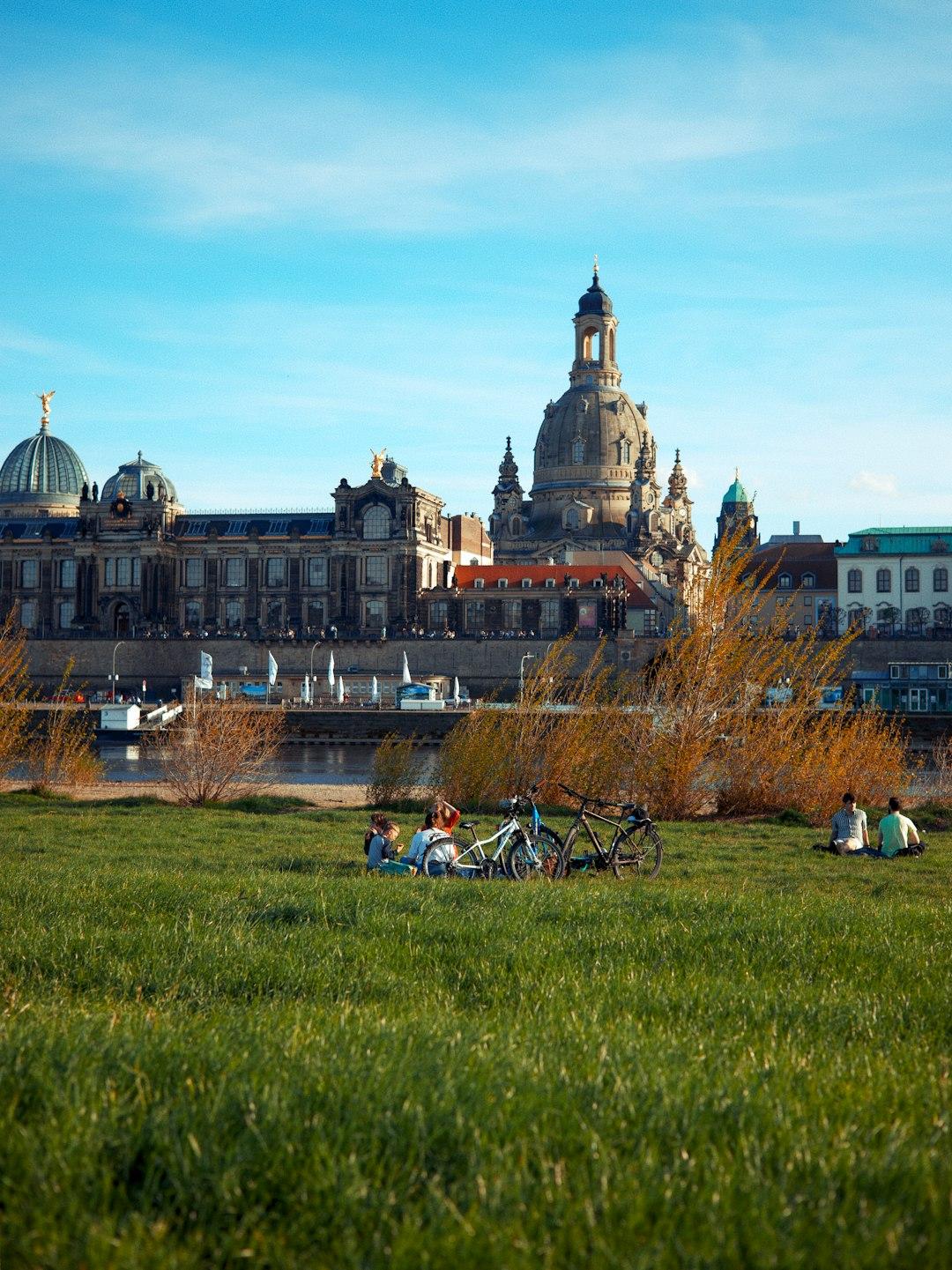 Rowerzyści nad Łabą w Dreźnie