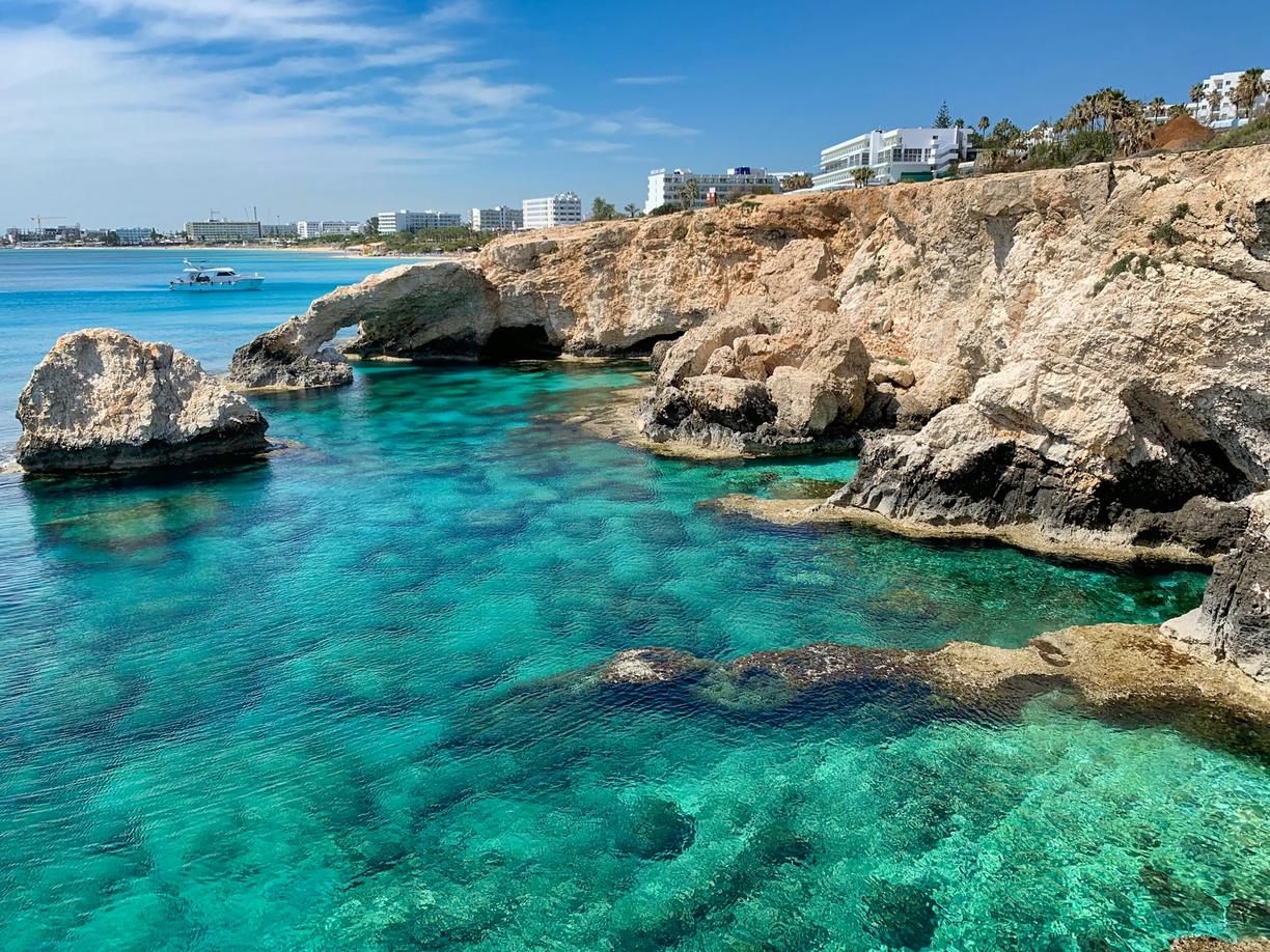 Turkusowe morze, skalne formacje i Most Miłości w Ayia Napa.