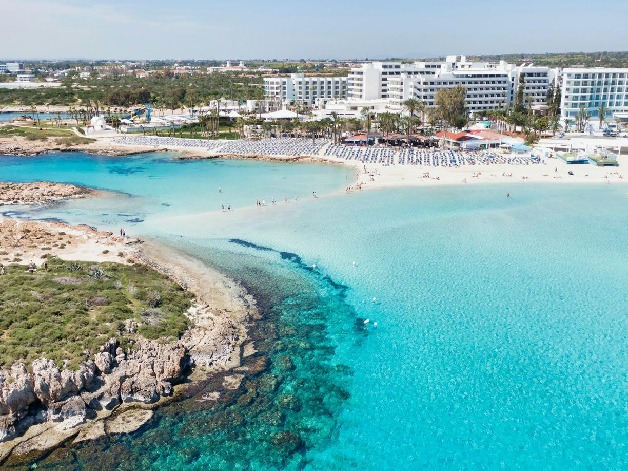 Cypr. Nissi Beach to nie wszystko: Odkryj ukryte zatoczki i spokojne plaże Ayia Napy