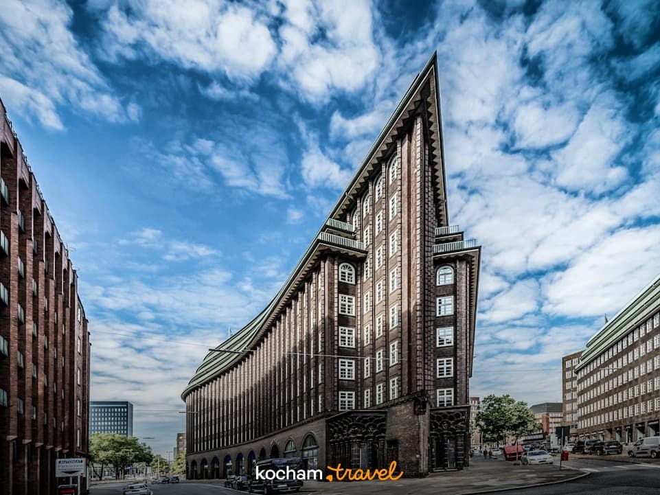 Charakterystyczny ceglany budynek Chilehaus w Hamburgu, architektura ekspresjonistyczna.