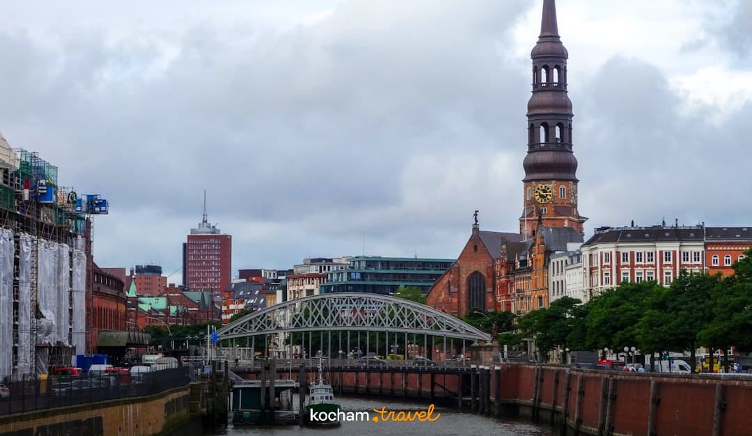 Hamburg: Kościół św. Katarzyny, kanał, mosty, architektura, zachmurzone niebo.