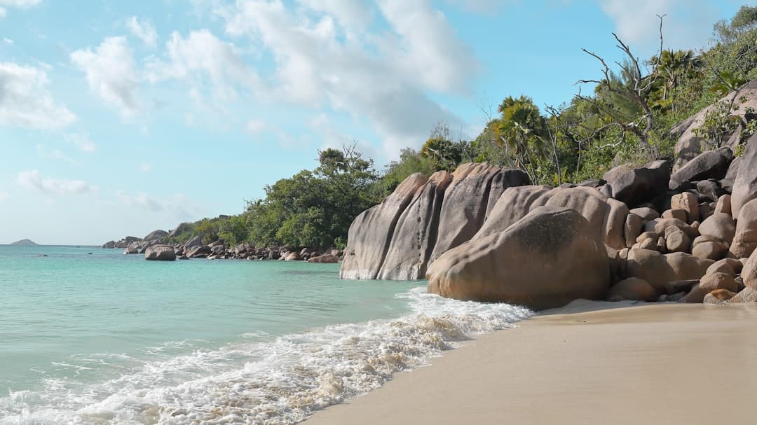 Plaża Anse Lazio w Seszelach z turkusową wodą i białym piaskiem