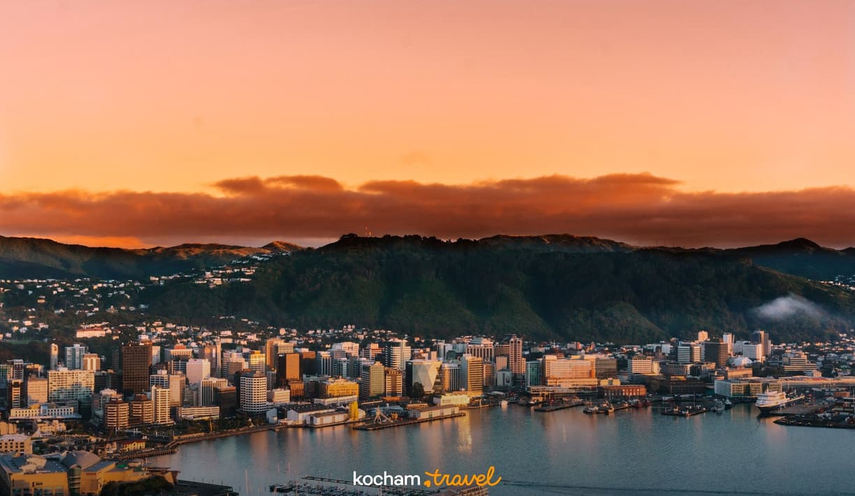 Wellington, Nowa Zelandia: panorama miasta, port i wzgórza o zachodzie słońca.