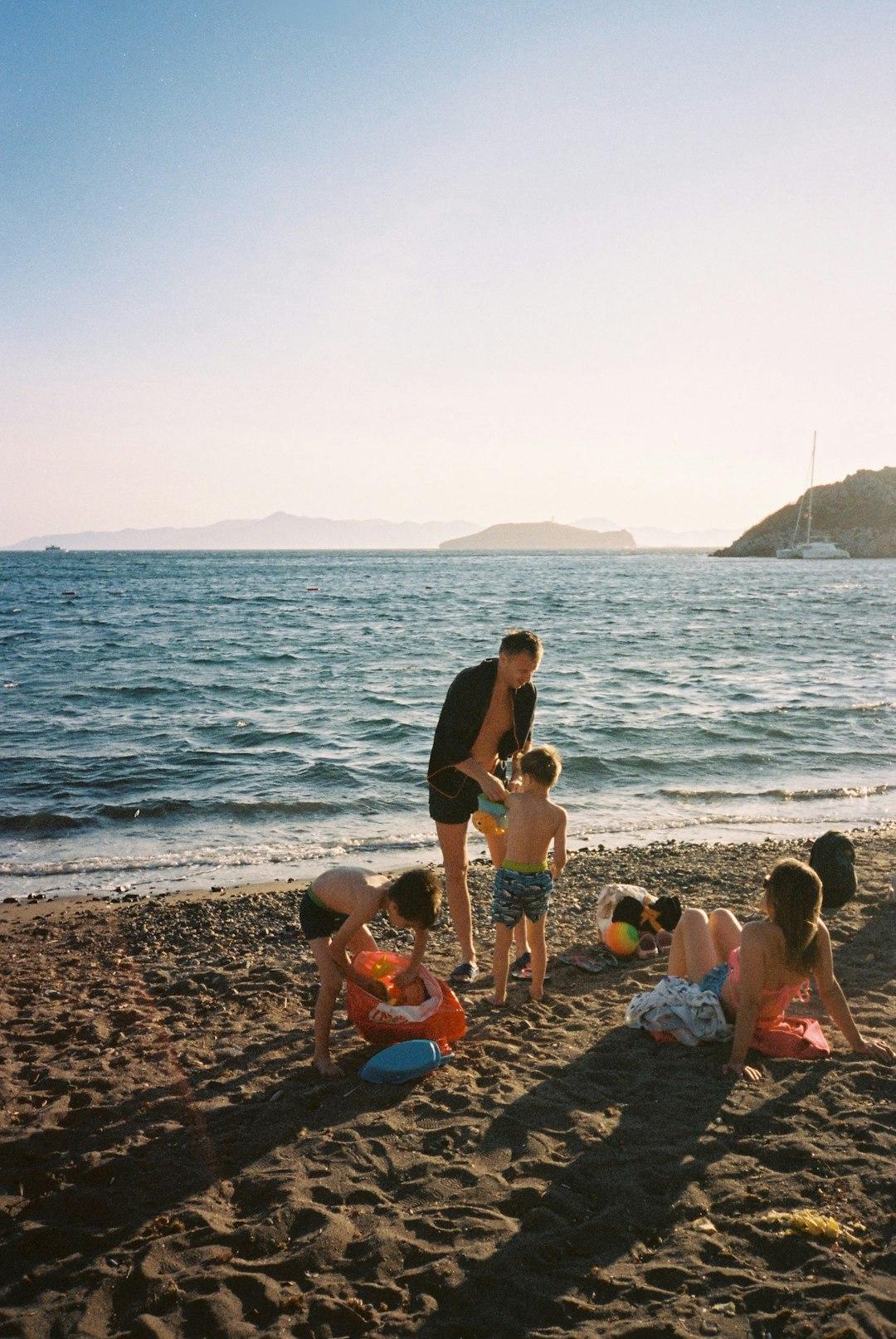 Rodzina bawiąca się na piaszczystej plaży w Bodrum