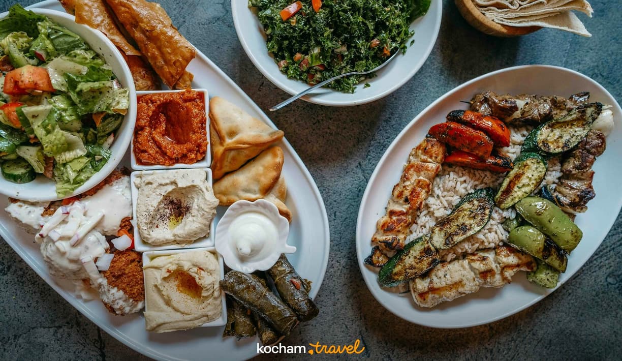 Bliskowschodnia uczta: grillowane szaszłyki, mezze, hummus, falafel i sałatki.