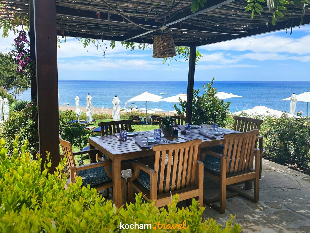 Luksusowa restauracja na tarasie z widokiem na błękitne morze i plażę.