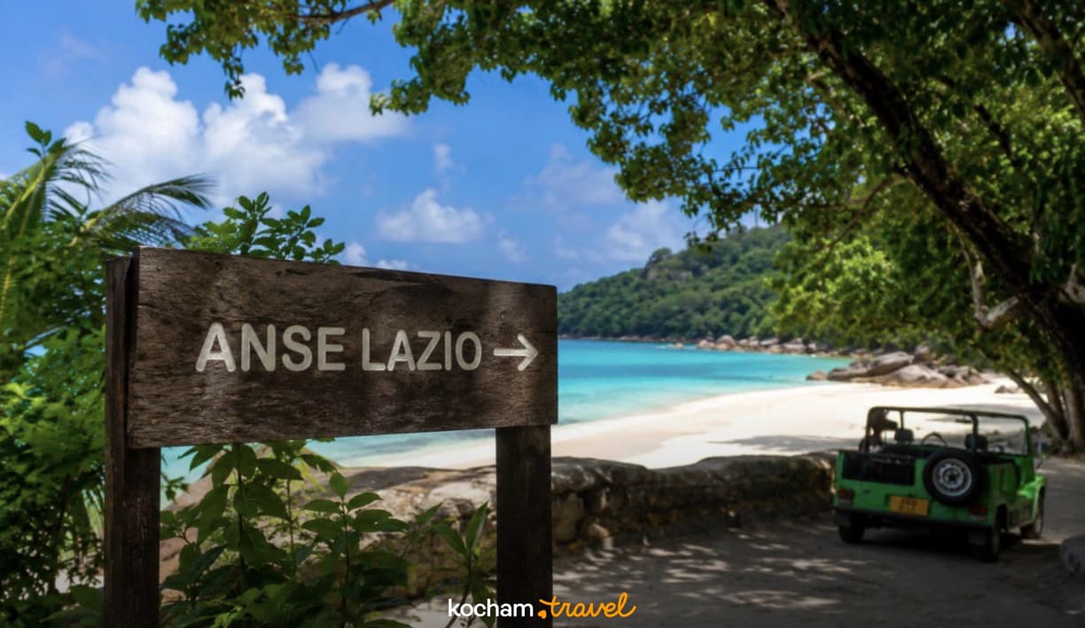 Drogowskaz na tropikalną plażę Anse Lazio na Seszelach.