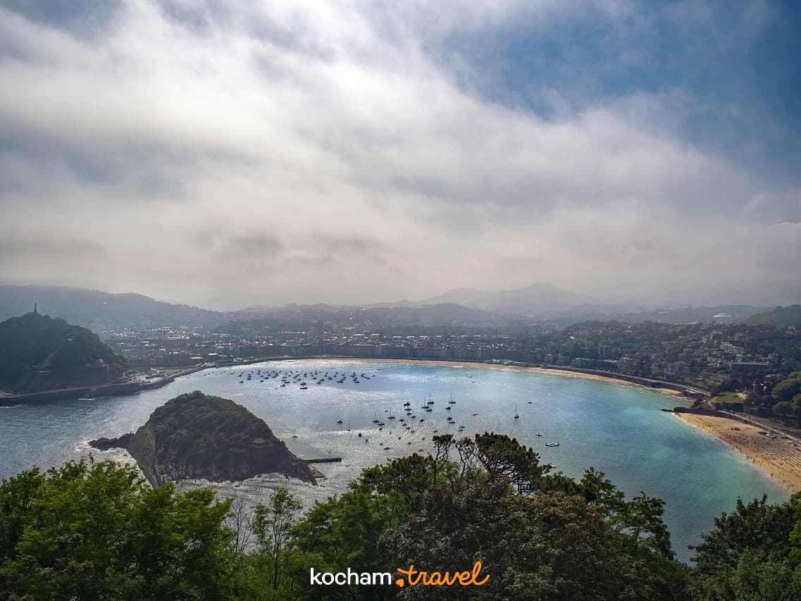 Panoramiczny widok zatoki z miastem, plażą i łodziami