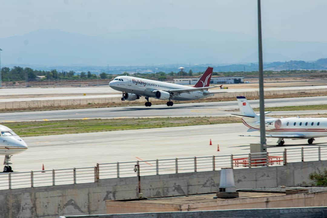 Jak dojechać z lotniska w Antalyi do Kemer? Porównanie opcji transferu