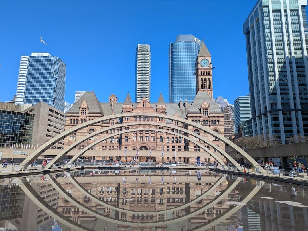 Historyczny Stary Ratusz Toronto, Plac Nathan Phillips, nowoczesne łuki, odbicia.
