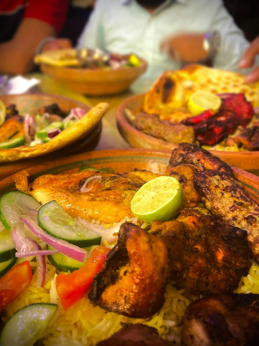 Rodzina ciesząca się tradycyjną jamajską potrawą - Jerk Chicken