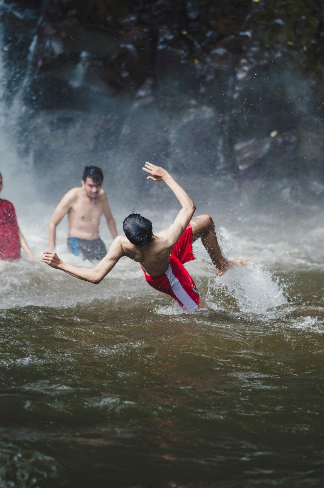 Rodzina wspinająca się po wodospadach Dunn's River Falls