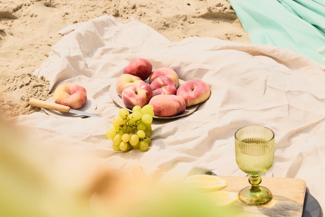 Plaża Agioi Apostoloi z rodziną piknikującą w cieniu
