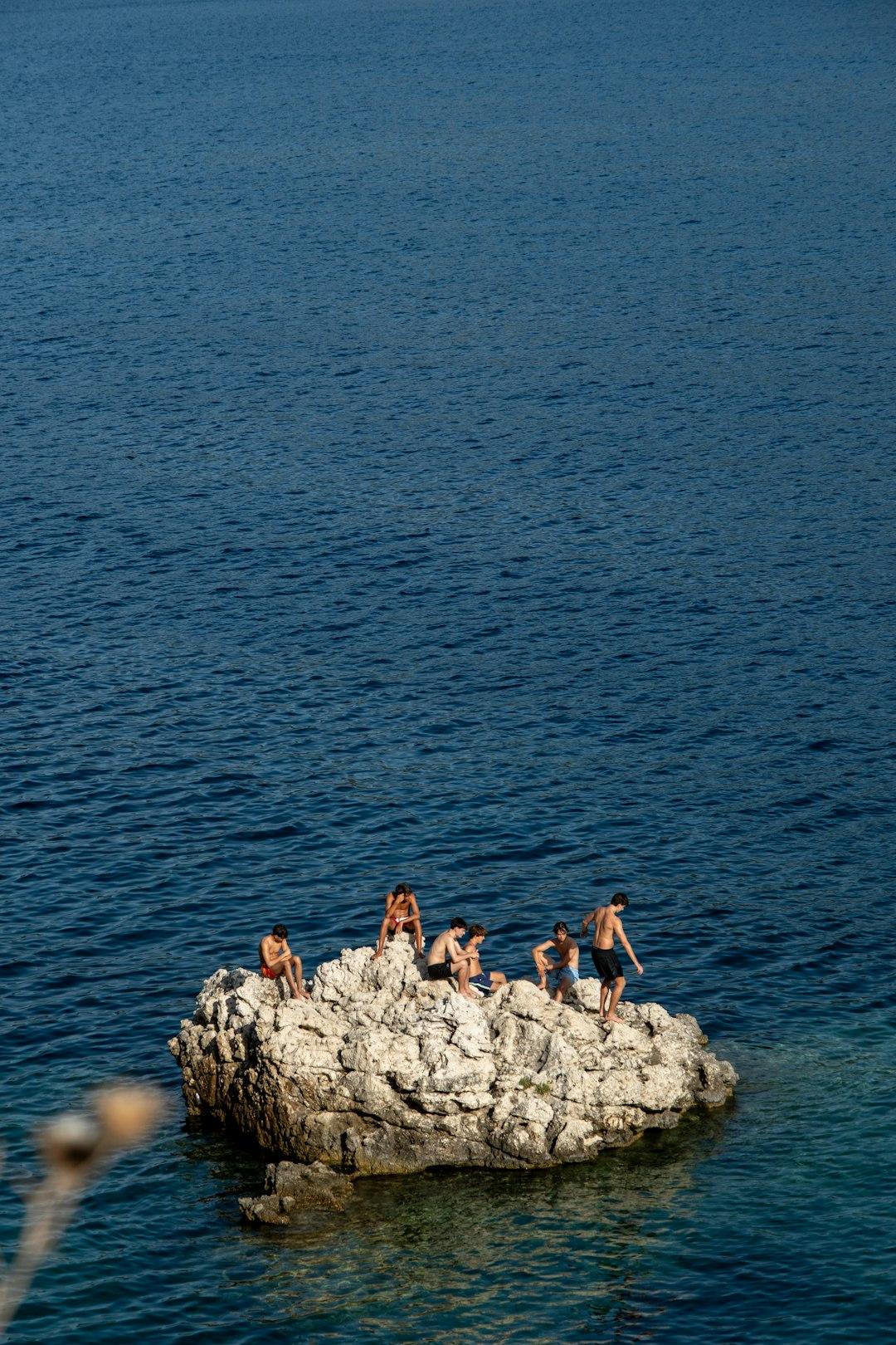 Grupa turystek na plaży